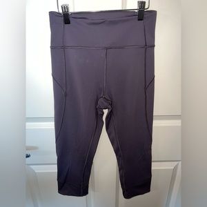 Lululemon size 6 capri leggings
